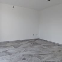 Interior con gran ventanal